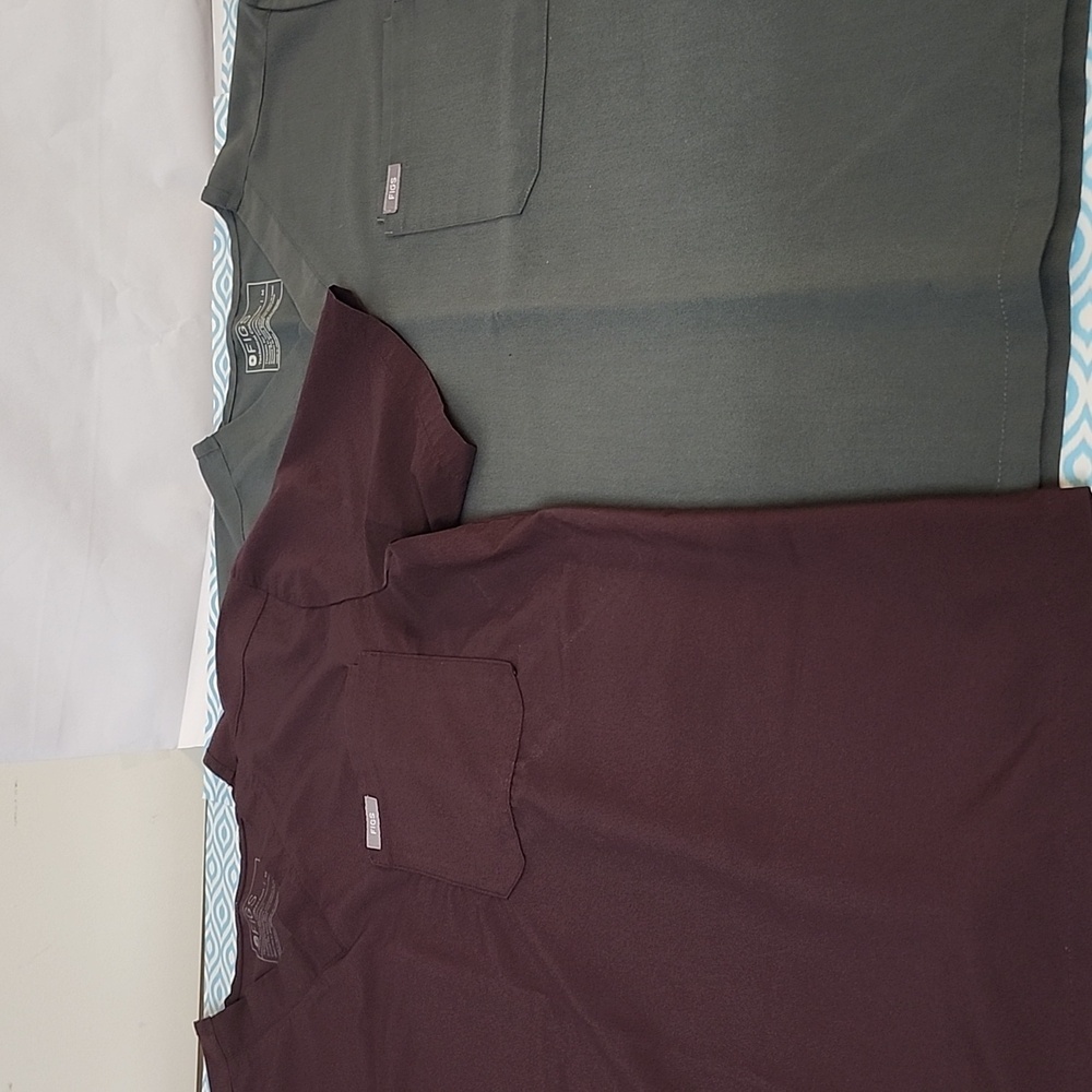 2 Figs scrub size Medium strech tops brown & green Mens Leon's